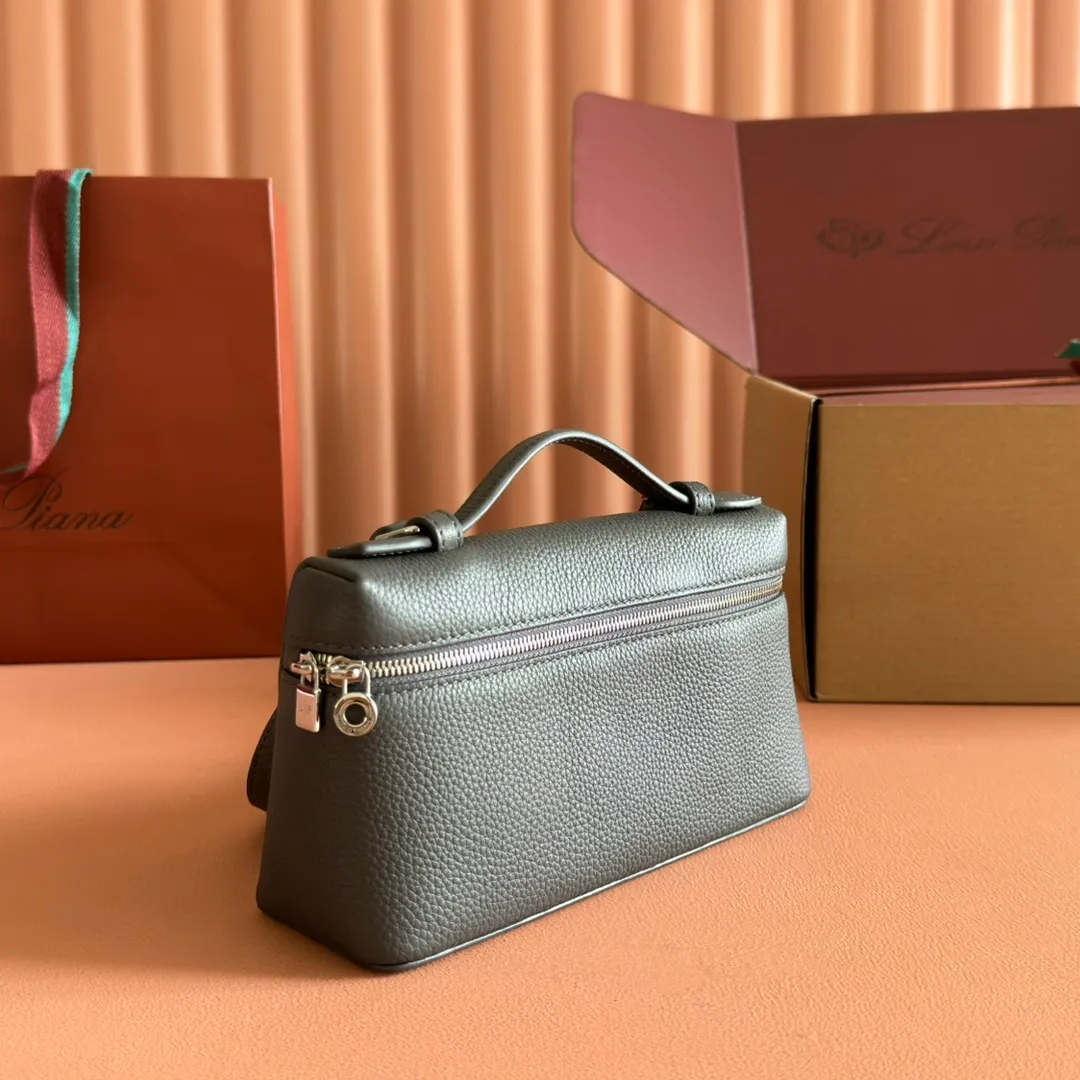 p1160💋💋💋【Original leather configuration counter complete set of packaging】 𝐋𝐨𝐫𝐨 𝐏𝐢𝐚𝐧@ Extra pocket L19 series handbag/crossbody bag, all steel, the most comfortable life is the undefined life, just like loro The material design of pian@ does not require complicated design styles. The simple and soft outline is elegant and durable, like an exquisite cosmetic case, which perfectly balances appearance and functionality. The leather is delicate and feels as soft as butter. The small bag has a large capacity. It is not only portable with a thin shoulder strap, but can also be worn cross-body. Sisters who have a special liking for minimalist style can buy it. It is simple and versatile. The simpler, the more different. Stars and Instagram celebrities are all planting it. There are two sizes of 19 cm and 27 cm. One is exquisite and casual, and the other is elegant and grand. Size: Small: length 19×width 7×height 12cm (